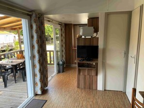 Interior - Mobile home in the heart of the Homair la pointe du Médoc campsite (Le Verdon-sur-Mer)