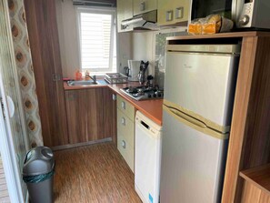 Réfrigérateur, micro-ondes, plaque de cuisson, lave-vaisselle