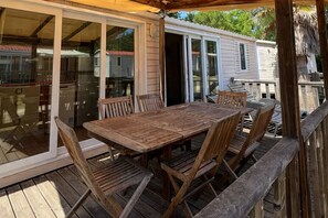 Outdoor dining - Mobile home in the heart of the Homair la pointe du Médoc campsite (Le Verdon-sur-Mer)