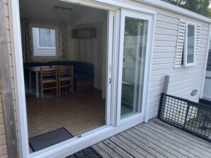 Outdoor dining - Mobile home in the heart of the Homair la pointe du Médoc campsite (Le Verdon-sur-Mer)