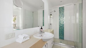 Shower, hair dryer - 1/3 William Street Noosaville QLD 4566 (Noosaville)