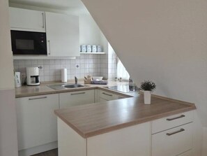 Fridge, microwave, stovetop, dishwasher - Haus Küstenwind - Vacation for two on the upper floor and 2 balconies - House (Wyk auf Föhr)