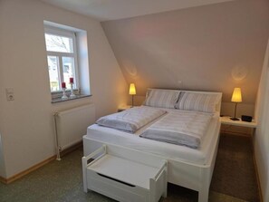 1 bedroom, WiFi, bed sheets - Haus Küstenwind - Vacation for two on the upper floor and 2 balconies - House (Wyk auf Föhr)
