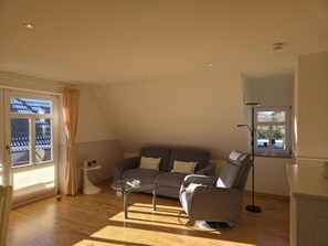 TV - Haus Küstenwind - Vacation for two on the upper floor and 2 balconies - House (Wyk auf Föhr)