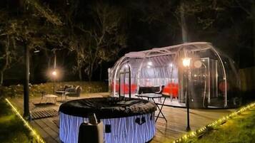 Tent, 1 kingsize bed, uitzicht op tuin | Outdoor spabad