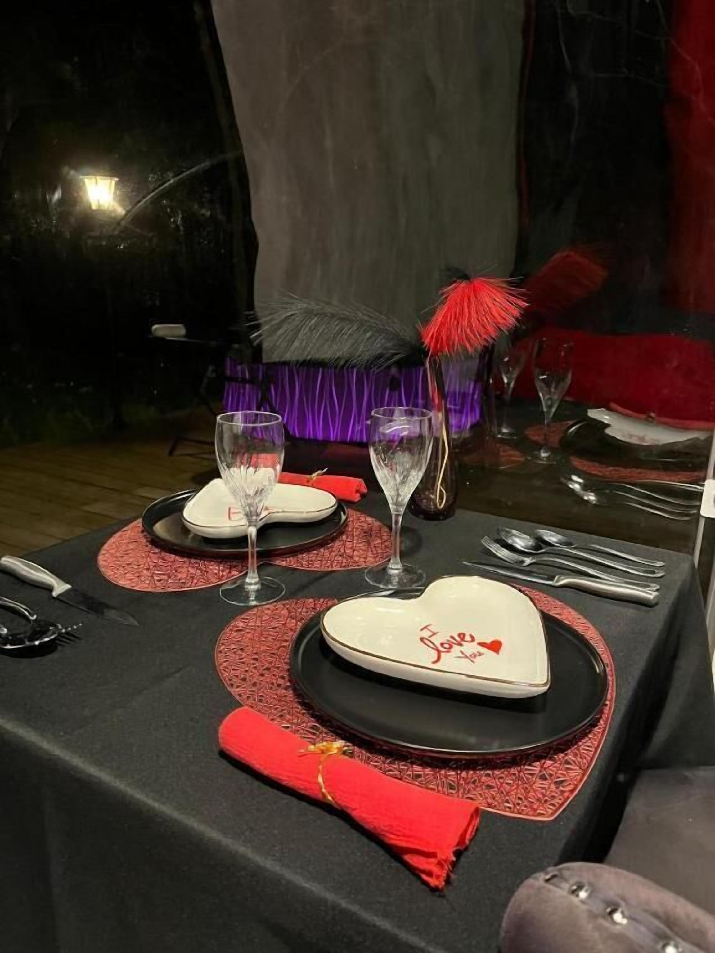 Tent, 1 King Bed, Garden View | Dining