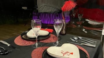 Tent, 1 King Bed, Garden View | Dining