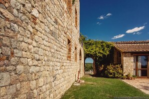Villa, Air conditioning, Courtyard View | Property grounds - Villa Montecastello (Monteriggioni)