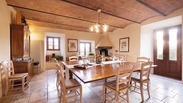 Villa, Klimaanlage, Blick auf den Innenhof | Speisen