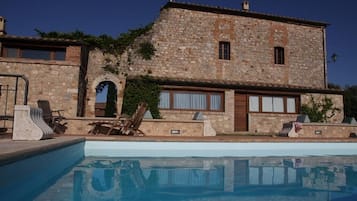 Villa, Aire acondicionado, vistas al patio | Piscina | Una piscina al aire libre de temporada