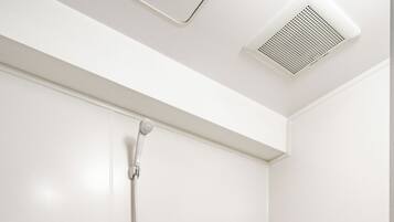 Departamento | Baño | Tina con regadera, amenidades de baño gratuitas, secadora de cabello