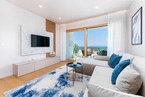 TV - Luxury Adria – Entire Apt with Private Whirlpool, Sea View & Parking (Makarska)
