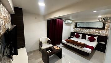 Safe på rommet, skrivebord og skrivebord for bærbar PC