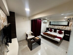 Pengeskab på værelset, skrivebord, arbejdsområde til bærbare computere