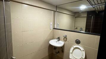 Dusj, håndklær, såpe og sjampo