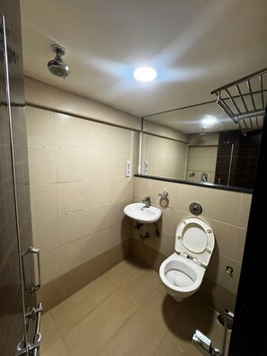 Shower, towels, soap, shampoo - HOTEL BANJARA (Bhopal)