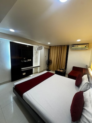 In-room safe, desk, laptop workspace, iron/ironing board - HOTEL BANJARA (Bhopal)
