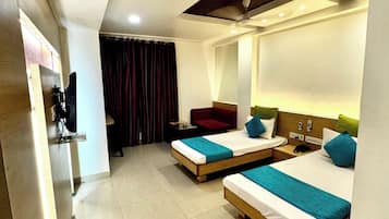 Deluxe Twin Room, Balcony, City View | Living area | Printers