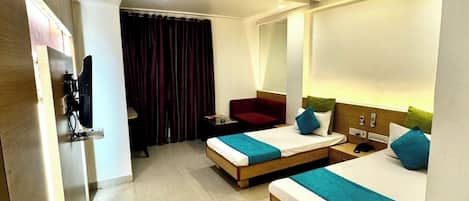 Chambre Deluxe avec lits jumeaux, balcon, vue ville | Coin séjour