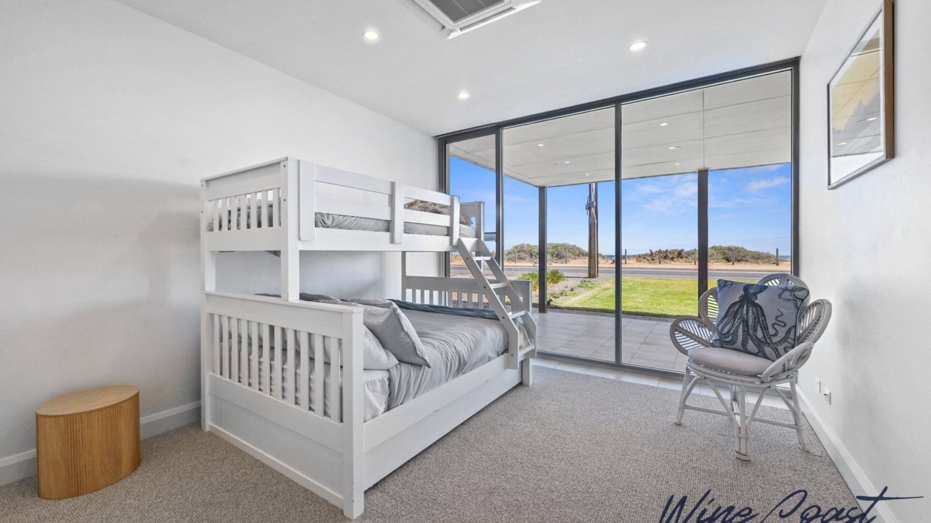 4 bedrooms, iron/ironing board, Internet, bed sheets