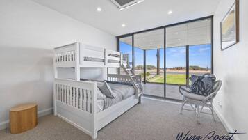 4 bedrooms, iron/ironing board, Internet, bed sheets