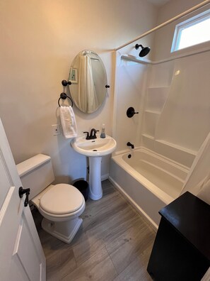 Hair dryer, towels, soap, toilet paper - Cozy 1-bedroom house in serene Los Angeles with AC/Heat (Los Angeles)