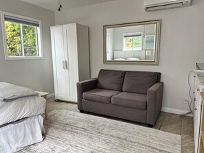 1 bedroom, Internet, bed sheets - Cozy 1-bedroom house in serene Los Angeles with AC/Heat (Los Angeles)