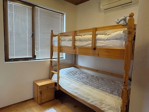 3 bedrooms, iron/ironing board, WiFi, bed sheets