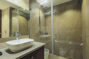 Shower, free toiletries, hair dryer, bidet - Hotel Nivaara By VYDA (Tirupati)