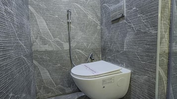 Executive Double Room | Bathroom | Shower, free toiletries, hair dryer, bidet