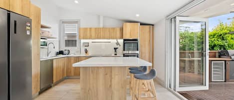 Refrigerador, microondas, horno y parrilla de estufa