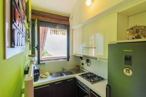 Apartment (3 Bedrooms) | Private kitchen | Microwave, oven, stovetop, espresso maker - Terrace Bellavista in Nesso (Nesso)