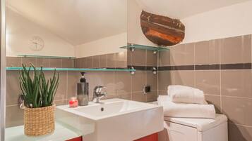 Apartment (3 Bedrooms) | Badezimmer | Dusche, Bidet