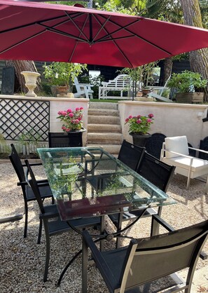 Outdoor dining - PARC ROYAN quiet location 4*, 3 bedrooms, garden, beach 1mn walk, July and August (Saint-Georges-de-Didonne)