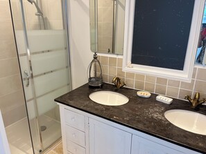 Hair dryer, towels, soap, toilet paper - PARC ROYAN quiet location 4*, 3 bedrooms, garden, beach 1mn walk, July and August (Saint-Georges-de-Didonne)