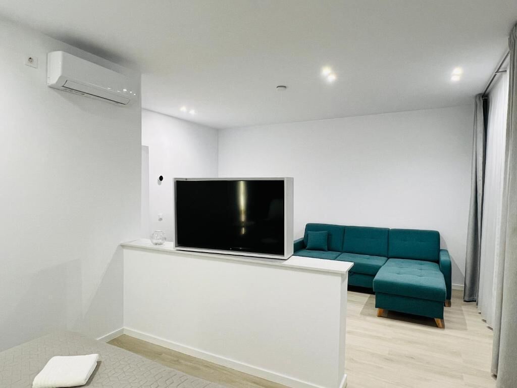 Deluxe appartement, uitzicht op binnenplaats | Woonruimte | Een 50-inch smart-tv met digitale zenders en speelgoed