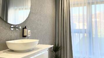 Deluxe-Doppelzimmer, Gartenblick | Badezimmer | Kostenlose Toilettenartikel, Haartrockner, HandtĂŒcher, Seife