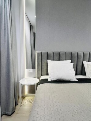 Appartement Deluxe, vue cour intérieure | Articles gratuits dans le mini-bar, Wi-Fi gratuit, draps fournis