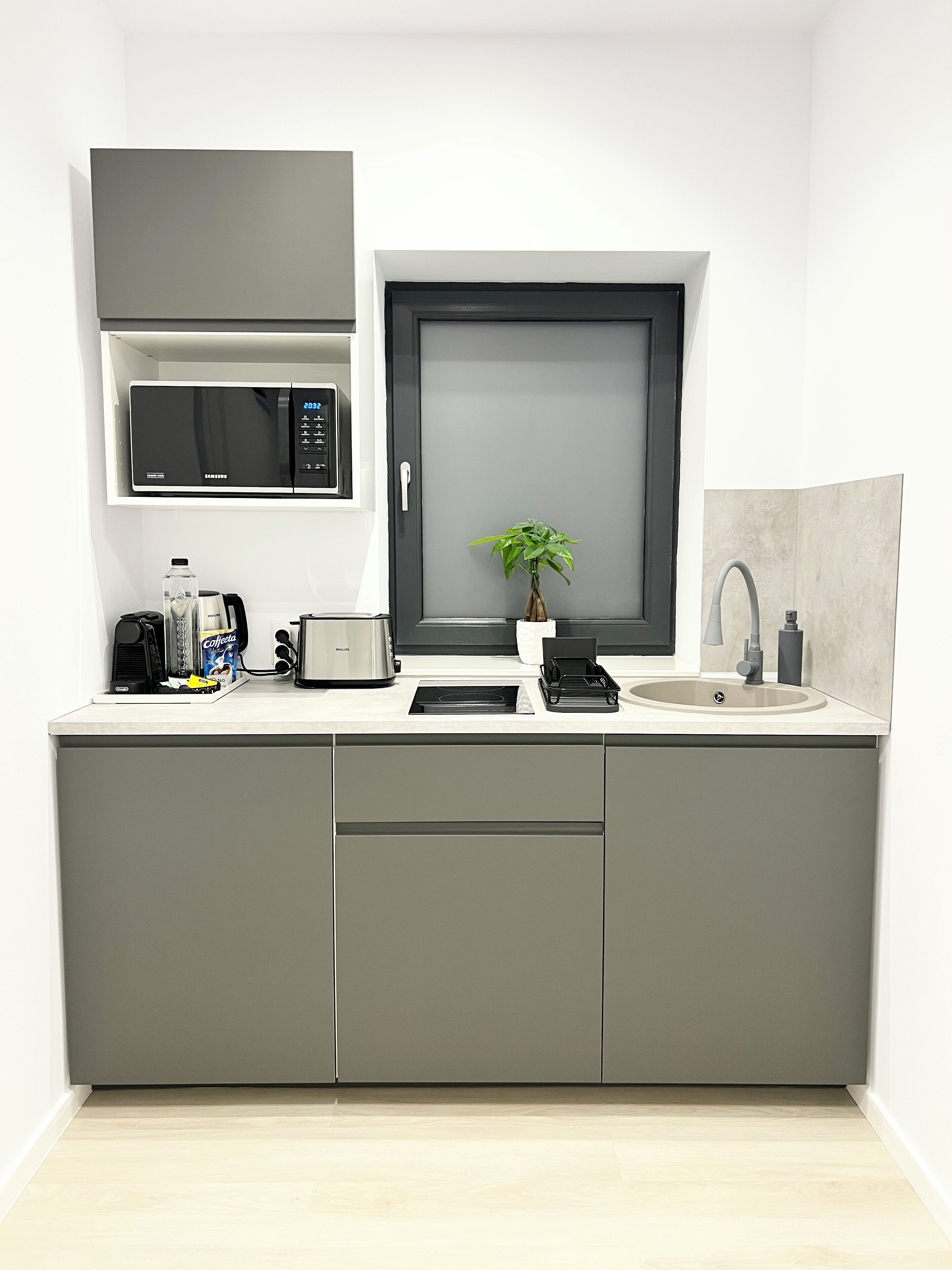 Departamento Deluxe, vista al patio | Cocina privada | Cafetera de espresso, cafetera y tetera y tetera eléctrica 