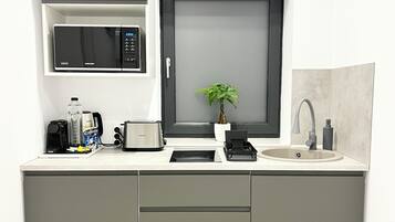 Departamento Deluxe, vista al patio | Cocina privada | Cafetera de espresso, cafetera y tetera y tetera eléctrica