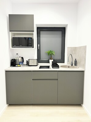 Deluxe-huoneisto, näköala pihalle | Yksityinen keittiö | Espressokone, kahvin-/teenkeitin, vedenkeitin