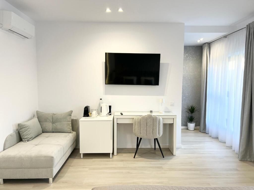 Habitación doble Deluxe, vista al jardín | Área de sala de estar | Smart TV de 50 pulgadas con canales digitales y juguetes 