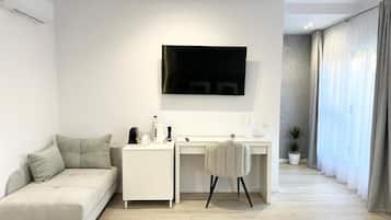 Habitación doble Deluxe, vista al jardín | Área de sala de estar | Smart TV de 50 pulgadas con canales digitales y juguetes