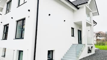 Vista frontal de la propiedad