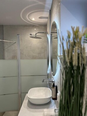 Deluxe Apartment, Courtyard View | Bathroom