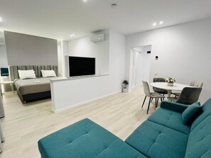 Deluxe-huoneisto, näköala pihalle | Oleskelualue | 50–tuumainen äly-TV, jossa digitaalikanavat