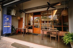 Outdoor dining - Swing & Pillows at Jonker Street Malacca (Melaka)