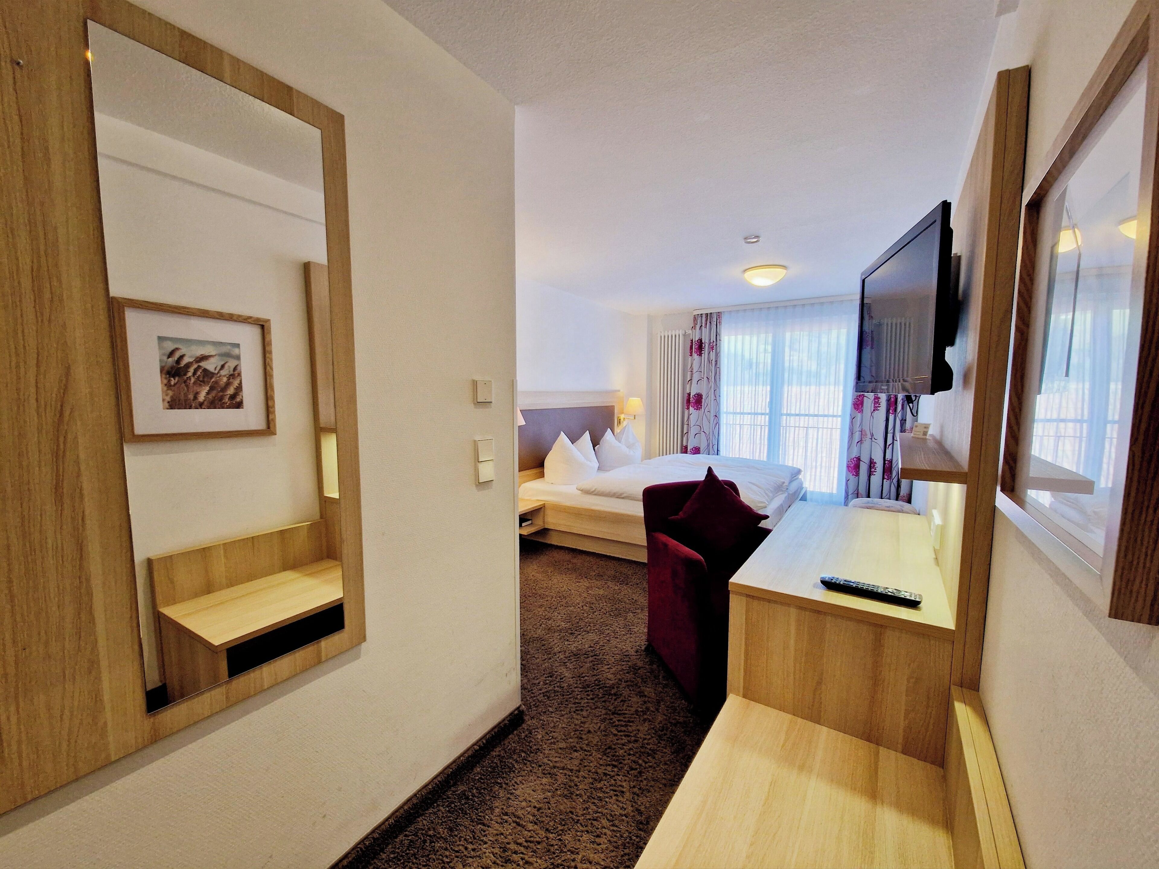 Superior Zimmer im Haupthaus | Allergikerbettwaren, Schreibtisch, kostenloses WLAN, Bettwäsche