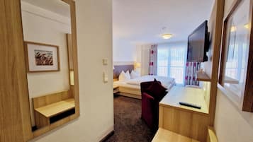 Superior Zimmer im Haupthaus | Allergikerbettwaren, Schreibtisch, kostenloses WLAN, BettwÀsche