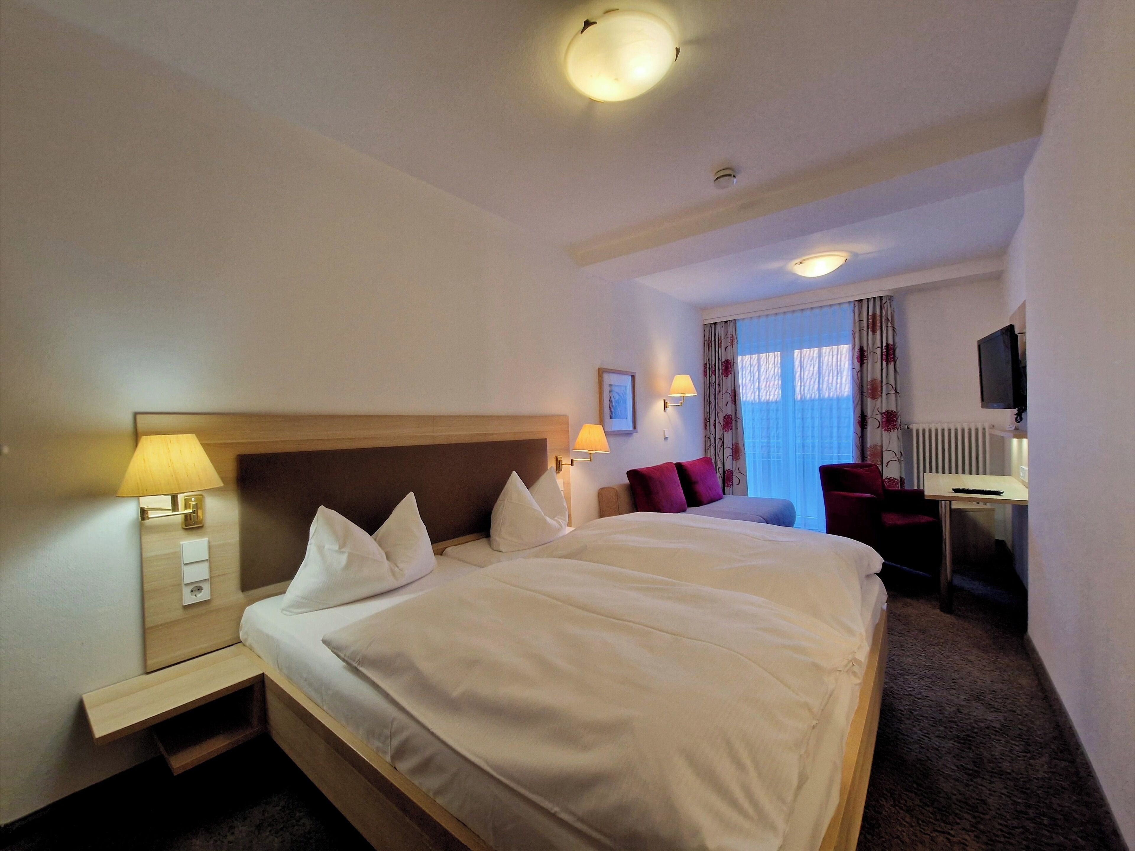 Hypo-allergenic bedding, desk, free WiFi, bed sheets